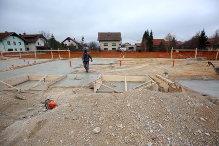 GRADNJA DOMA ZAŠČITE IN REŠEVANJA Z MEDGENERACIJSKIM CENTROM RAKEK 13 FOTO LJUBO VUKELIČ